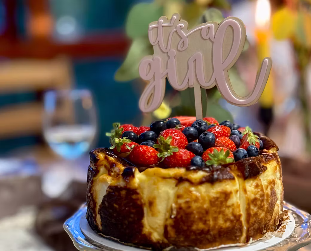 Basque cheesecake presentation